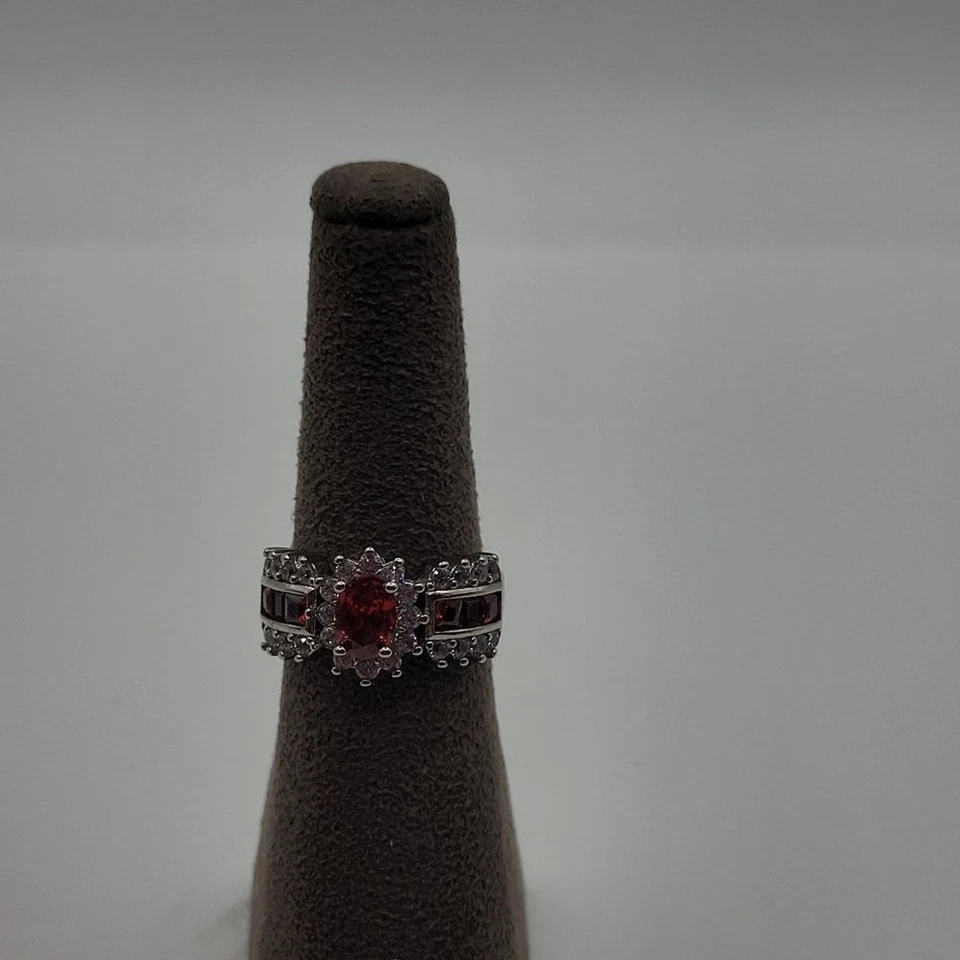Anillo de diamantes de imitación de vidrio rojo y transparente relleno de oro blanco de 18 quilates talla 6 Foto 4 de 4