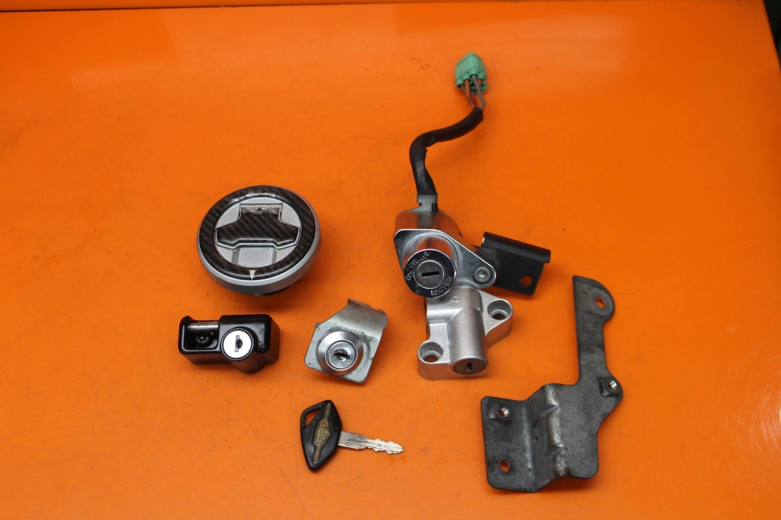 2007 SUZUKI BOULEVARD M109R OEM IGNITION LOCK KEY SET W/ GAS CAP AND SEAT LOCK