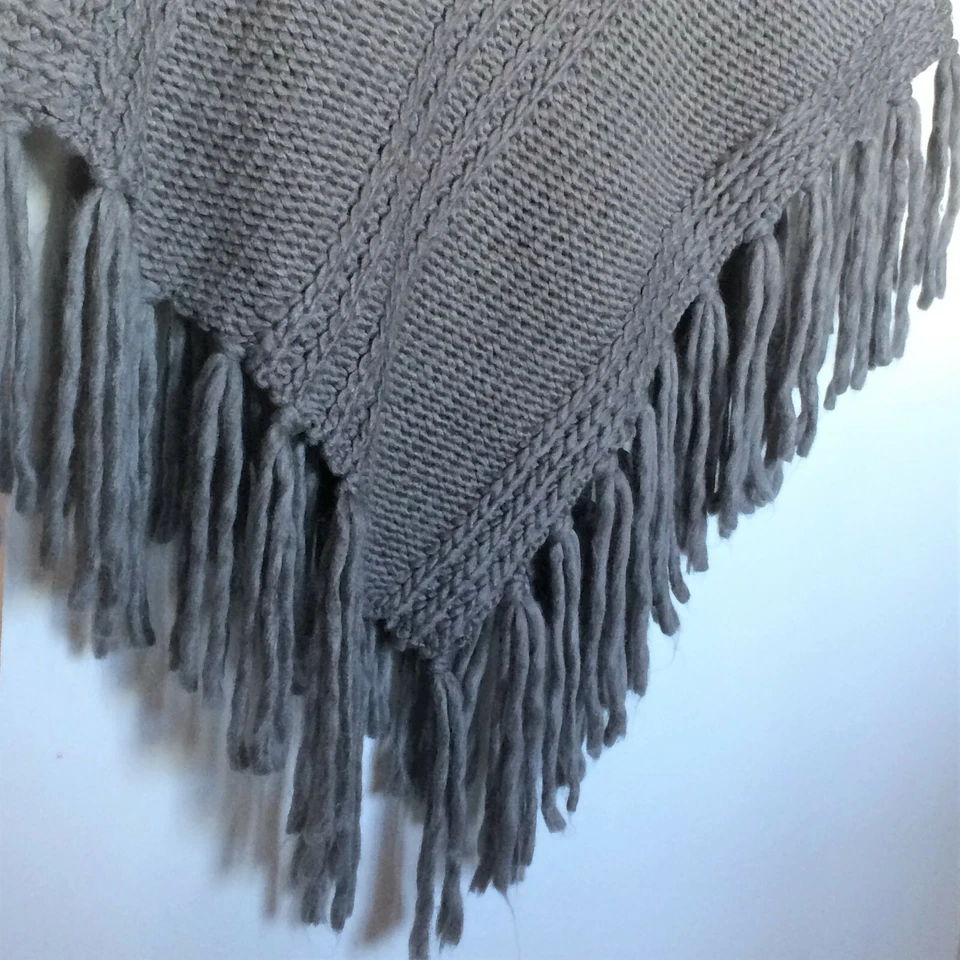 PONCHO/CAPA DE PUNTO GRIS C&A TALLA M - Imagen 4 de 4