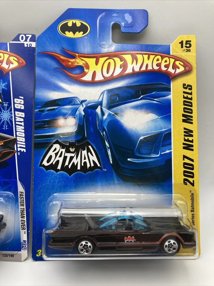 2009 HOT WHEELS BATMAN 66 BATMOBILE NO133 TARGET SNOWFLAKE & 2007 15/180 NO15 - Изображение 3 из 4