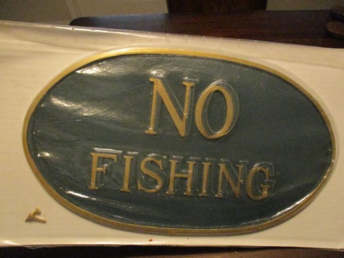 NO FISHING BRASS DOCK SIGN NEW OLD STOCK NEVER USED GREEN GOLD LETTERING BOARDER - Picture 2 of 3