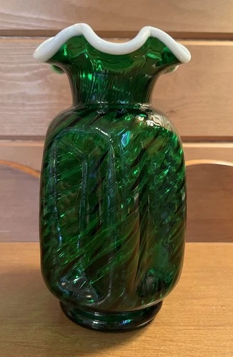Vintage Fenton Emerald Green Ruffled Rim Snow Crest Swirl Pinch Vase