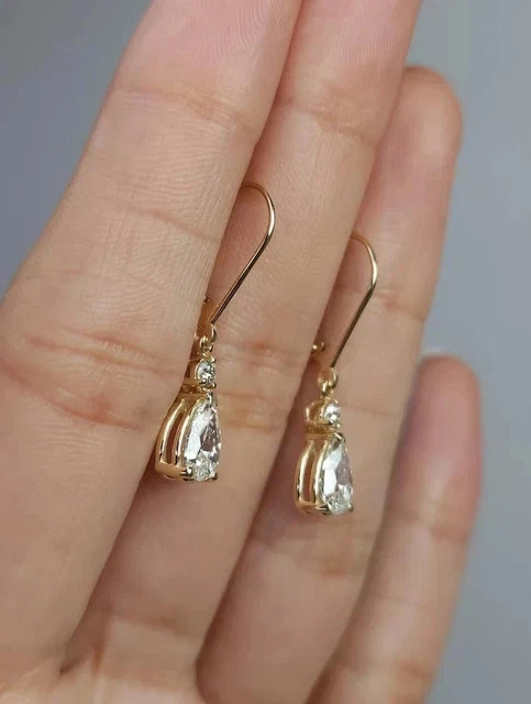 Pendientes colgantes de moissanita real de 2,30 quilates con corte pera para mujer enchapados en oro amarillo de 14 quilates Foto 2 de 4