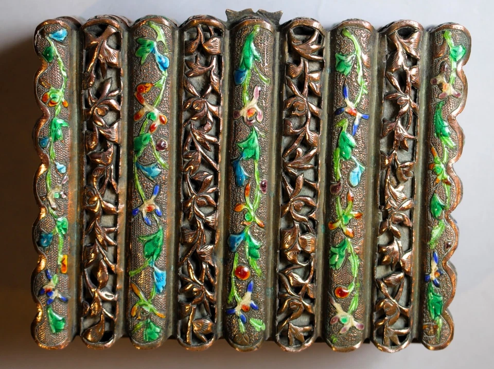 Caja de baratija china de cobre cortada con traste Qing tardío decorada con esmalte floral c1890 Foto 3 de 4