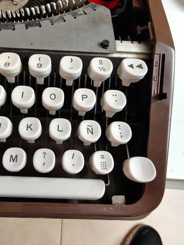 OLIVETTI LETTERA 82. PICA FONT. 10 CPI。 西班牙布局。 1980 年巴西制造。 — 第 4/4 张图片