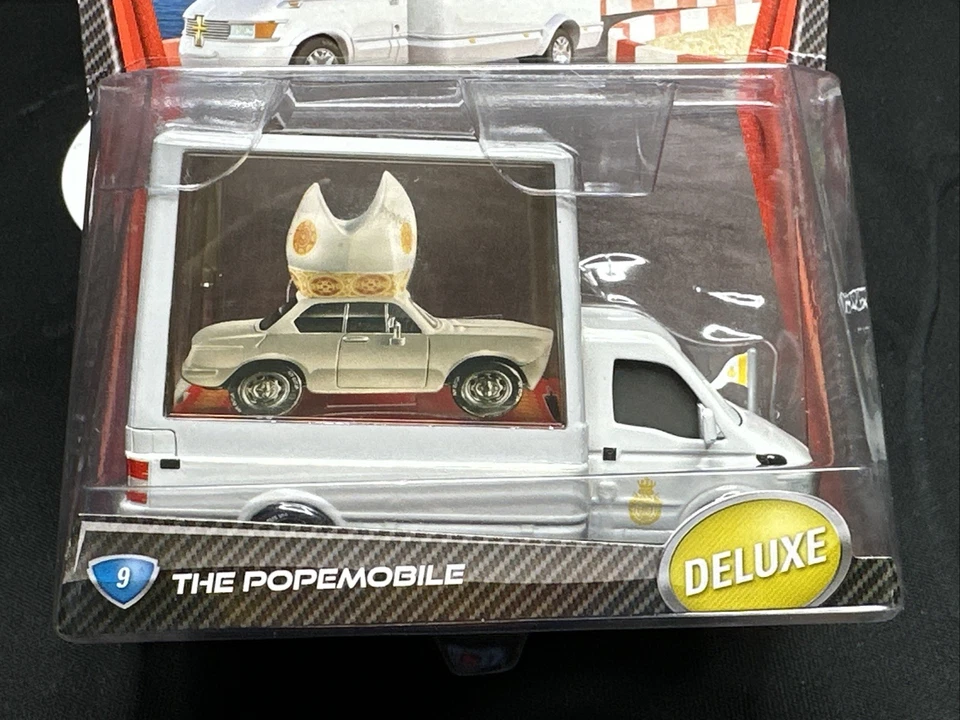Disney Pixar Cars 2 Popemobile Deluxe diecast #9 Mattel 2010 Foto 2 de 4