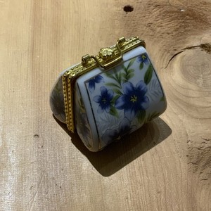 VTG Trinket Box Purse, Porcelain Handbag Trinket or Pill Box Flowers 1 3/4”