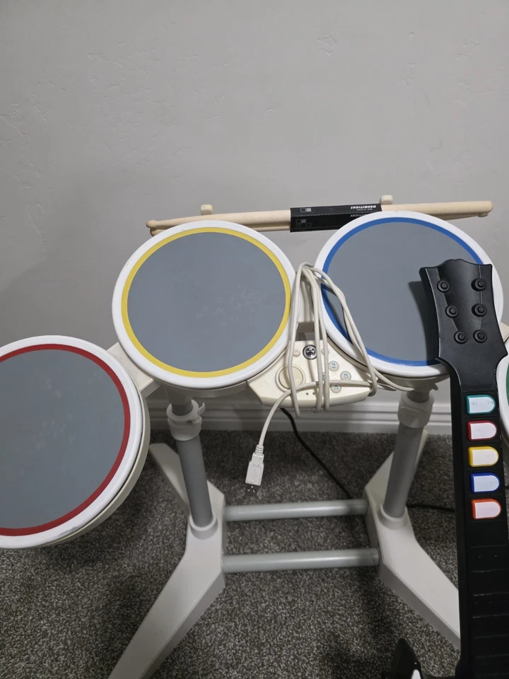 Juego de batería Wii RockBand 2 juegos, 2 guitarras, baquetas Foto 4 de 4