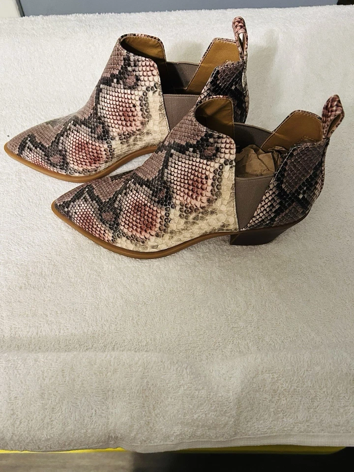 Botines para mujer Dolce Vita con estampado de serpiente, corte bloque, sin cordones, talla 7 Foto 3 de 4