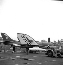 Négatifs 6 x 6 N&B d'un chasseur "Scimitar" sur le porte-avions HMS "Ark Royal"