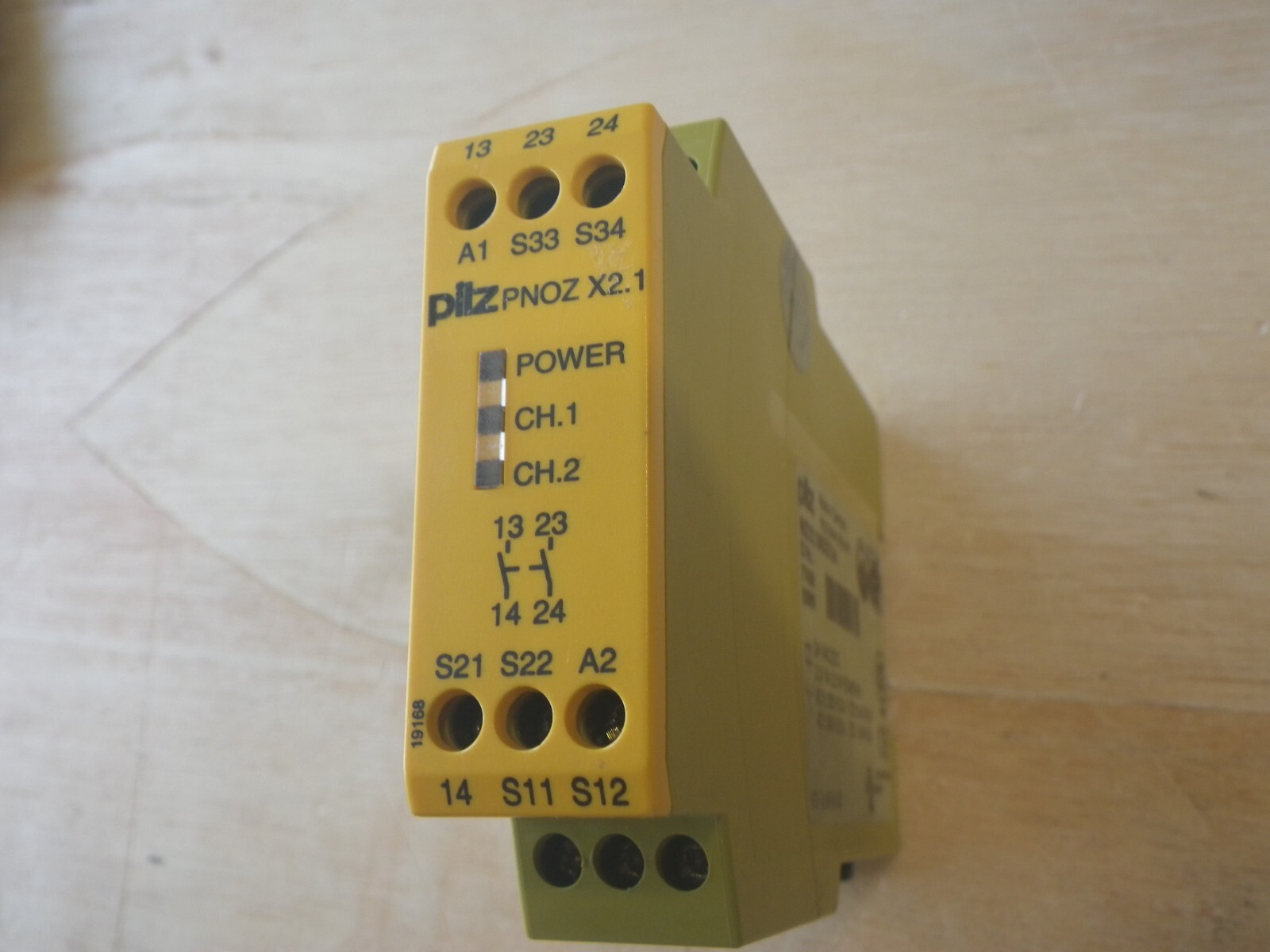 NEW Pilz PNOZ X2.1 774306 Safety Relay 24V (USA)