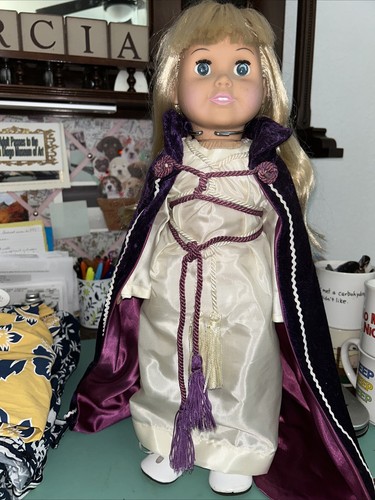 American Girl 18 Zoll JOB'S TOCHTERS Honored Queen Puppe mit Ständer komplett