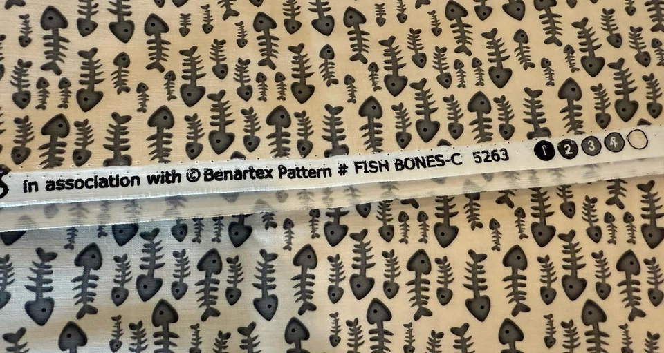 Tecido ALLEY CAT Greta Lynn para lona Benartex ossos de peixe bege cinza 44” BTY - Imagem 4 de 4