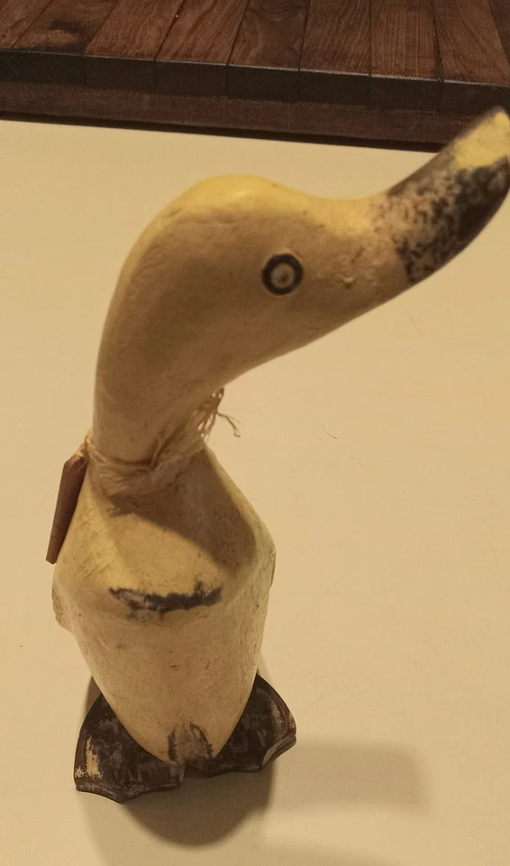 Figura de pato de madera Smith & Hawken 7,5" Foto 2 de 4