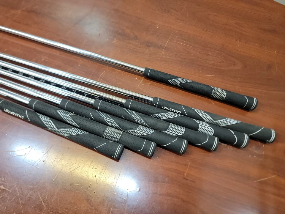 Bombtech 4.0 黑色 4-PW 铁杆套装  — 第 2/4 张图片