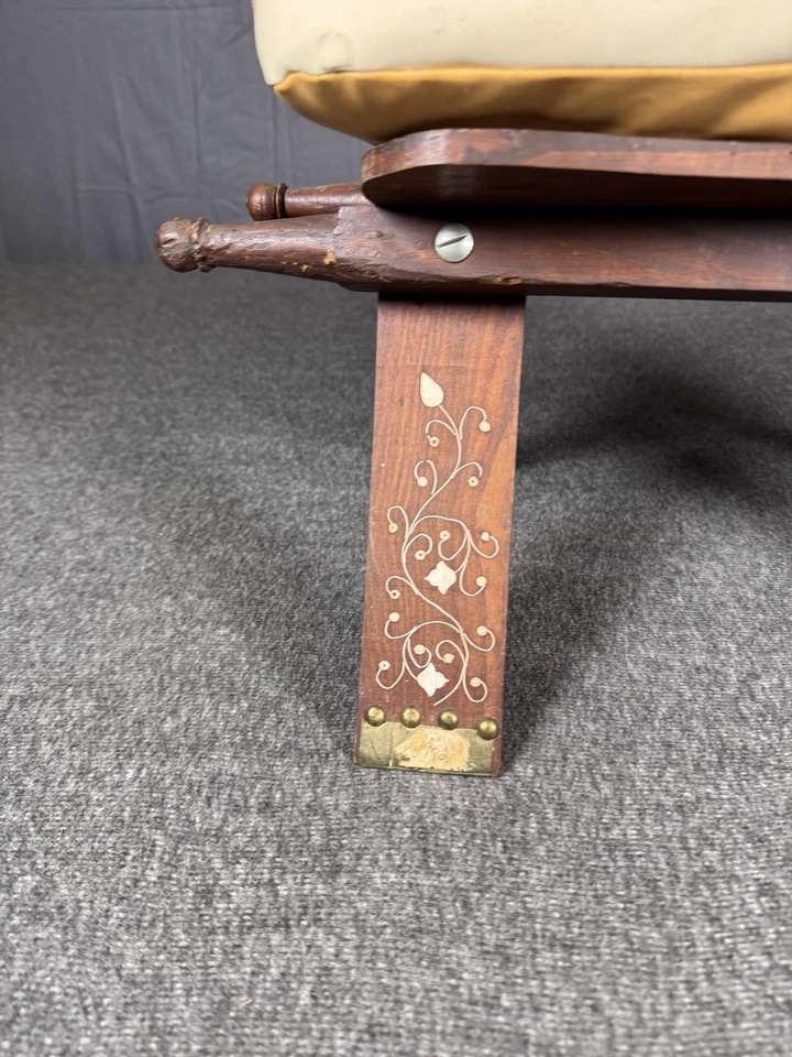Taburete otomano vintage de madera tallada camel con patas incrustadas y cojín Foto 4 de 4