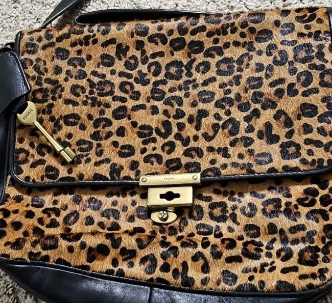 Bolso Bandolera Fossil Memoir Solapa Guepardo Negro Cuero Genuino Pelo de Becerro De Colección Foto 3 de 4