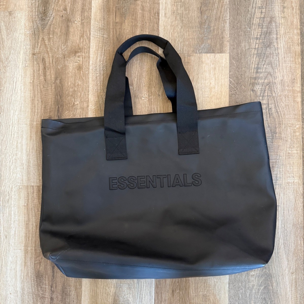 新作 FOG Essentials Black Tote Bag トートバッグ Fear of God Essentials Tote Bag Black Embossed Logo Matte Coated