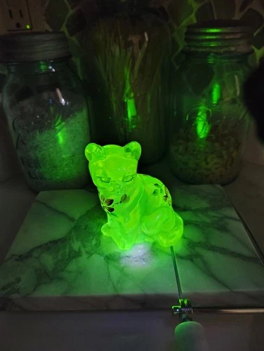 Fenton Sitting Cat (A) – Topaz Opalescent – Vaseline, UV Reactive Perfect Kitty