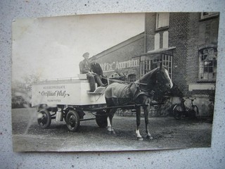 16) Foto PRIVADA alrededor de 1930 NEUMÜNSTER Productos Meiere CHRISTIAN HASS Carro de caballos
