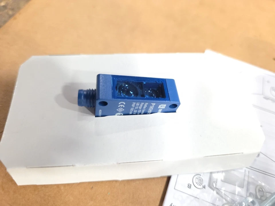 WENGLOR P1KH019 Reflex Sensor Lichtschranke 10-30 vDC NIB With Screws - Image 4 of 4