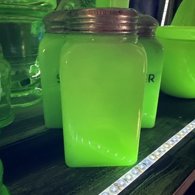 McKee Jadeite Jadite Green Glass Art Deco SUGAR Shaker Uranium Jade ite Vintage