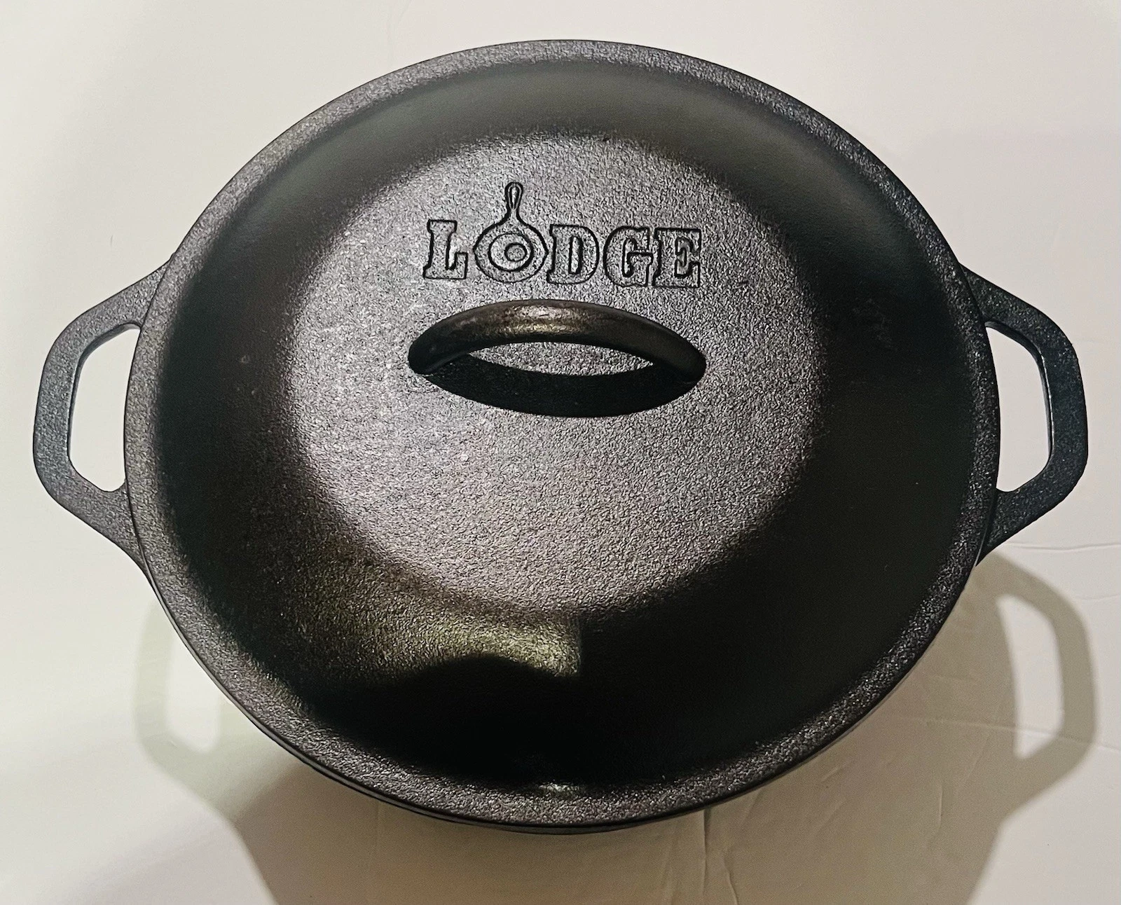 Lodge 5 Qt Cast Iron Dutch Oven Pre-Seasoned Pot with Lid Dual Loop Handles