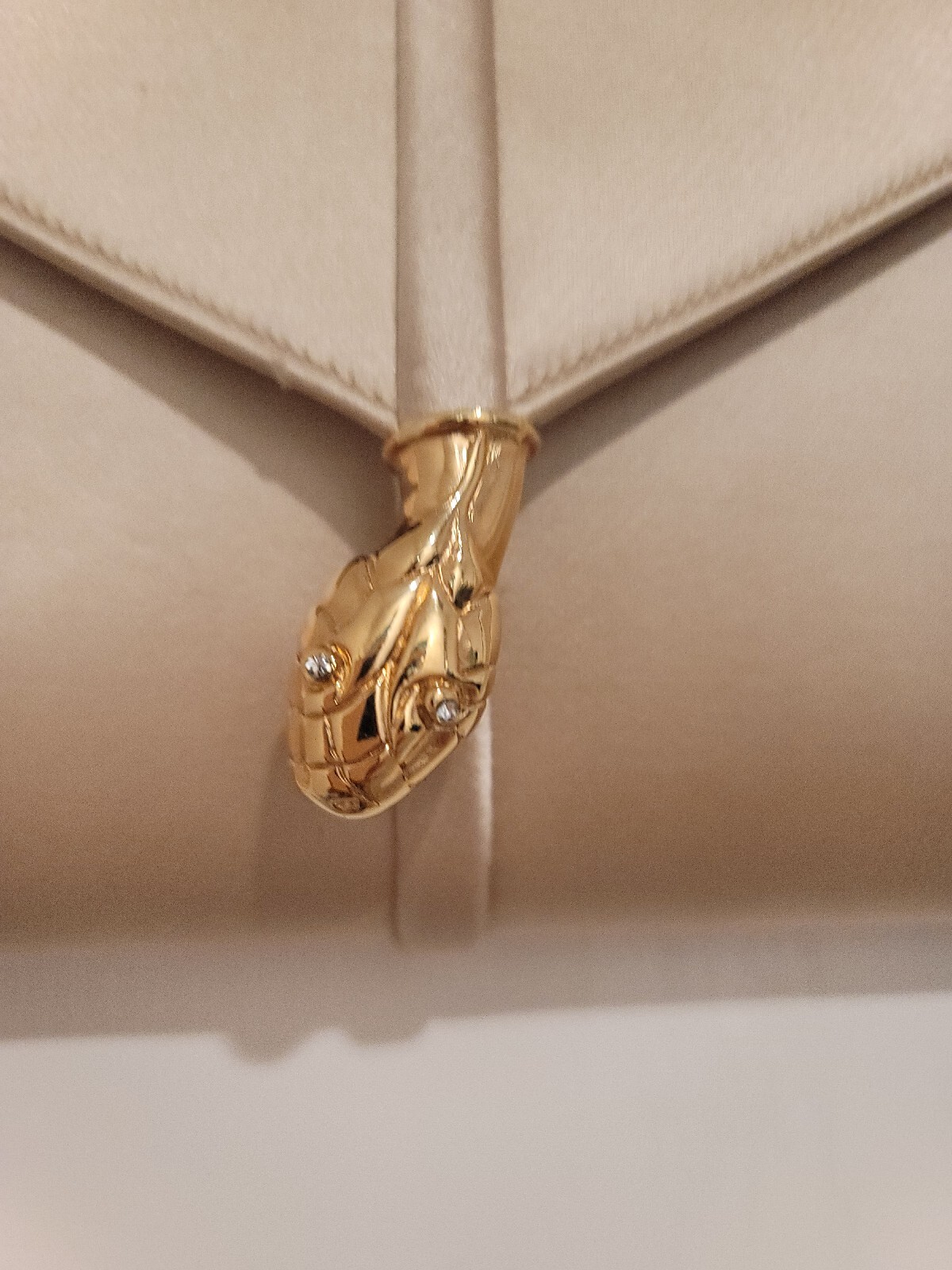 SAINT LAURENT Borsa a frizione vintage beige raso teste di serpente con cinturino per catena