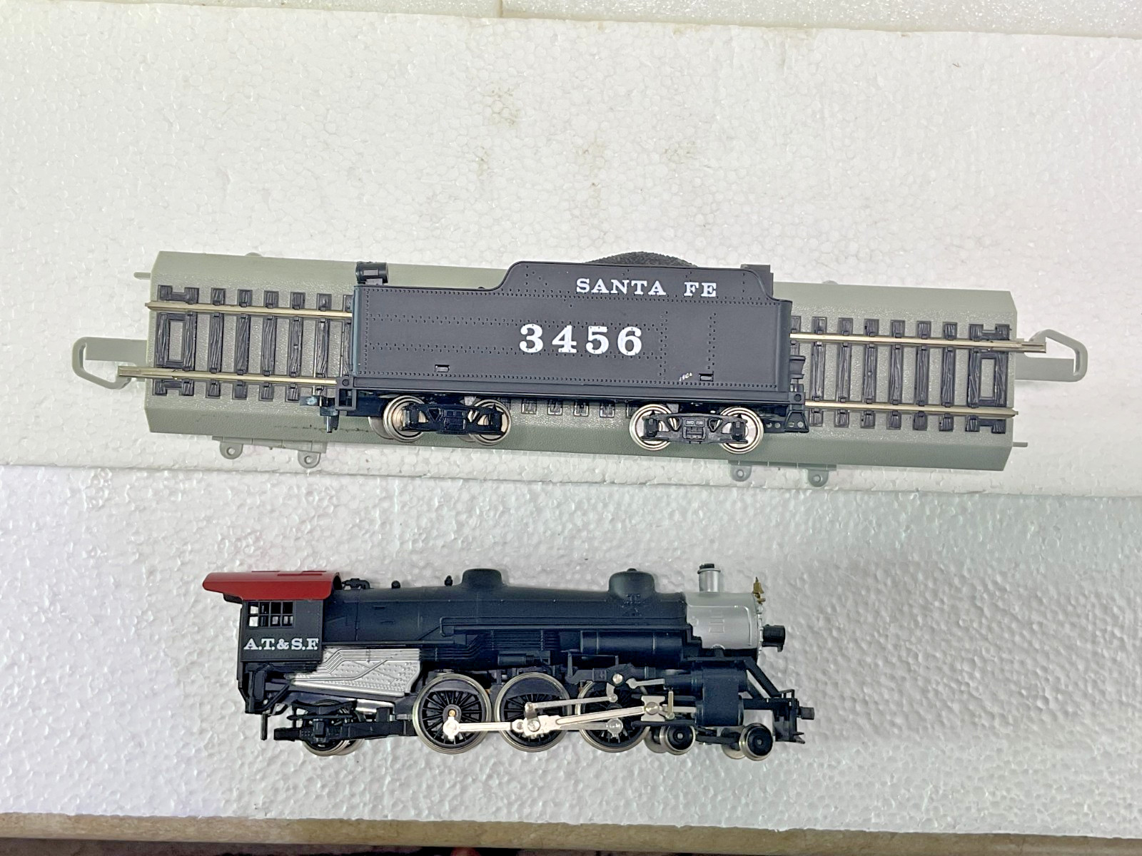Model Power HO 4-6-2 Steam Locomotive A.T. & S.F. #3456 with 6 Passenger Cars