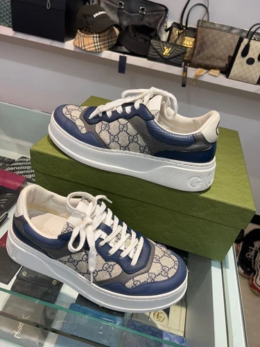 Baskets homme Gucci GG Supreme en relief bleu marine 7 83157107