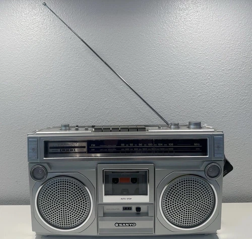 VINTAGE *NEW* 80's Sanyo Boombox M9924/2652 Bundle