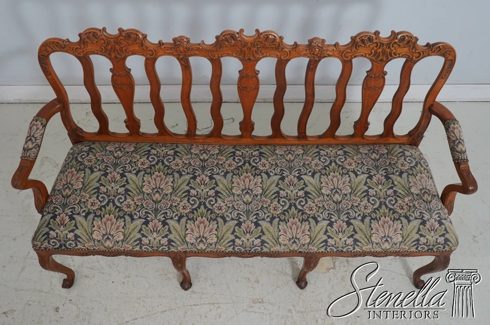 F69407: Sofá provincial francés vintage de nogal con punta de aguja Foto 3 de 4