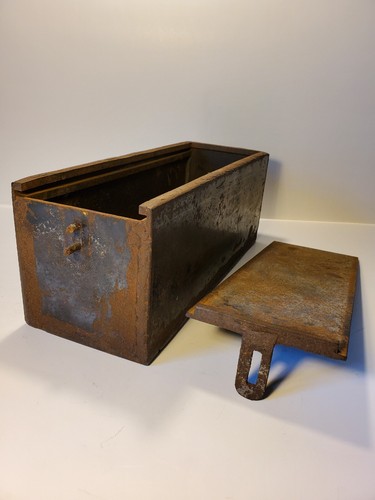 Mini cassaforte antica primitiva forgiata a mano molto antica e insolita 12x4x4