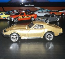 Chevrolet Corvette 1969 Hot Wheel dorado con cromo 5 radios y neumáticos intercambiados de ruedas