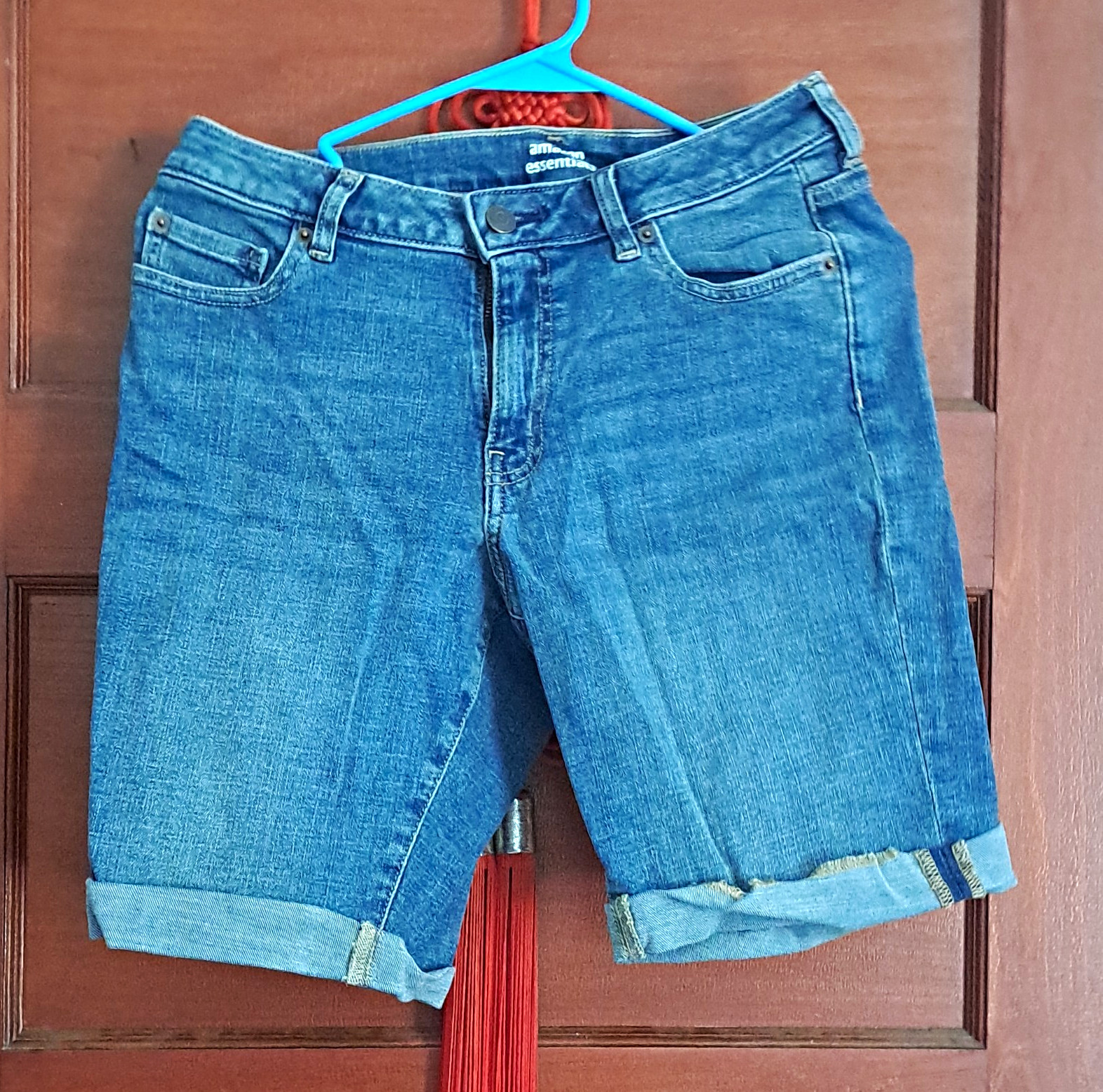 Amazon Essentials Women's Bermuda Shorts Size 8 Blue Medium Wash Denim Cuffed