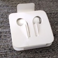 Apple EarPods White In-Ear Wired Earbuds 3.5mm w/ Mic In-Line Control