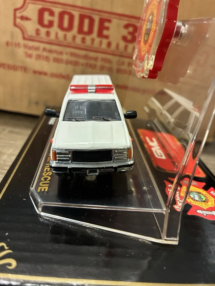 CÓDIGO 3 COLECCIONABLES METRO DADE FL BATALLÓN 5 1998 GMC SUBURBAN sin funda Foto 4 de 4