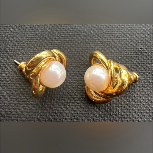 Vintage Crown Trifari Pearl piercing Earrings