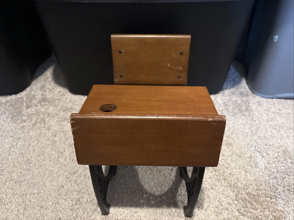 American Girl Doll Pleasant Company Samantha Escritorio Escolar Hierro Fundido Madera Retirada Foto 2 de 4