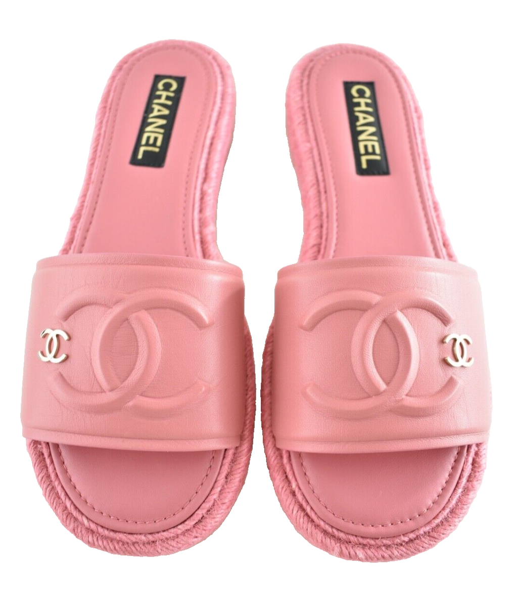 CHANEL ピンク スライドサンダル Chanel 23C Pink Lambskin Leather CC Logo Slide Sandal Slip