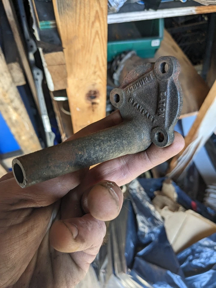 Triumph TR6 TR250 GT6 • Original Oil Pump Part Q - Image 2 of 4