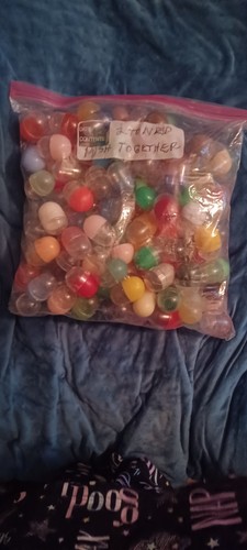 VINTAGE GUMBALL/VENDING 2 TONE PUSH TOGETHER CAPSULES LOT OF 150