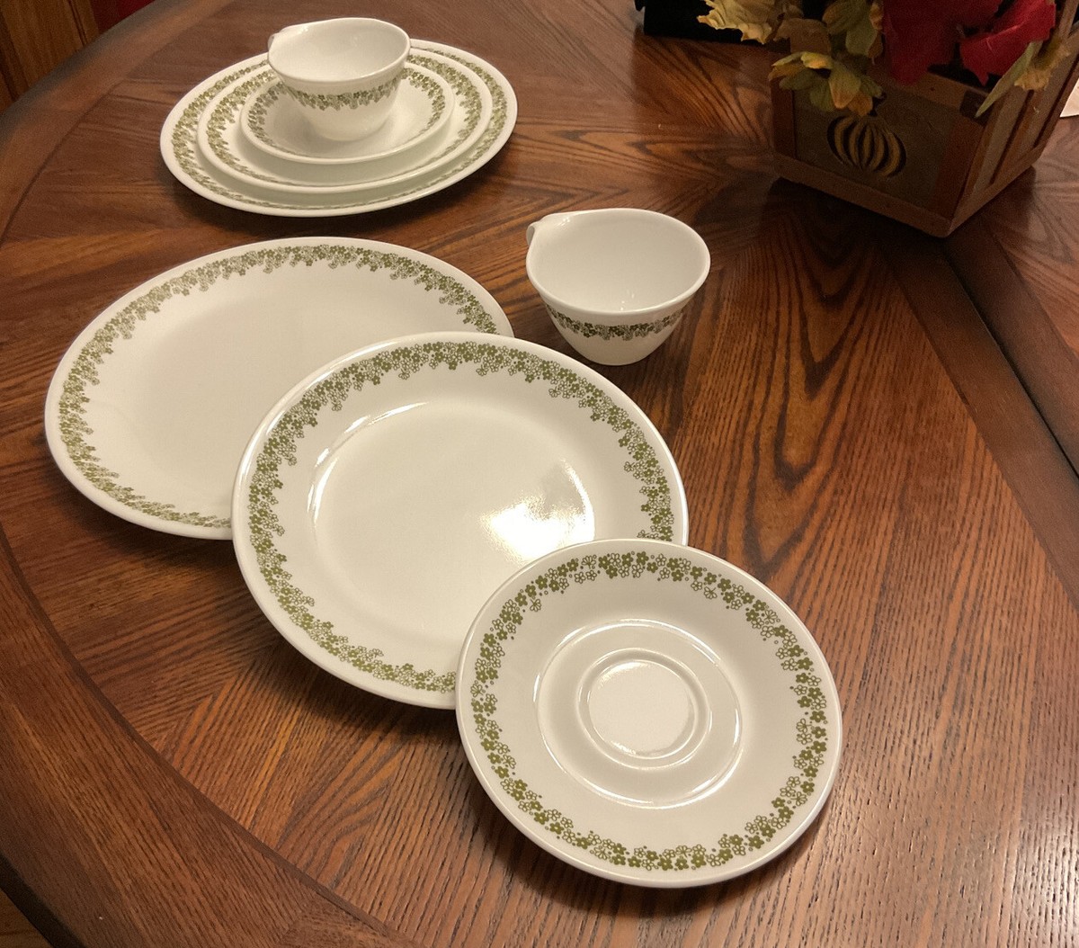 Corelle Retired Crazy Daisy Spring Blossom 2-Dinner Plate Settings
