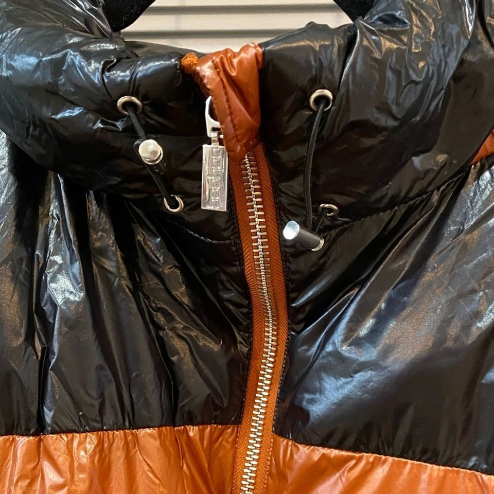 Jaqueta acolchoada feminina estilo rua plus size painel alto brilho Boohoo preta/marrom - Imagem 2 de 4