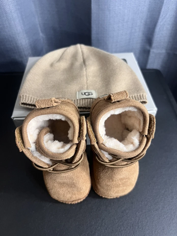 UGG Baby Neumel Talla 04/05 a 12 - 18 Meses con Gorro Usado $50 Dlls USADO Foto 4 de 4
