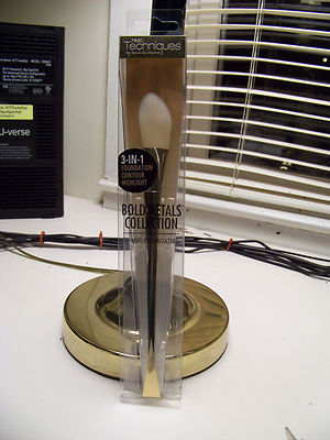  REAL TECHNIQUES 101 Triangle Foundation Bold Metals Brush ''RT-1441'' 