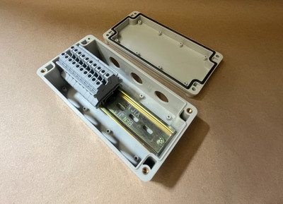 4 To 3 DIN Enclosure with DIN Rail with 10 Terminal Blocks Rated for 800V 32A