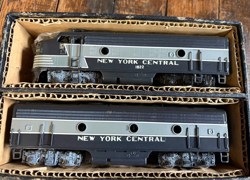 Vintage Tenshodo EMD F-9 Diesel Locomotive and passenger car NYC 
