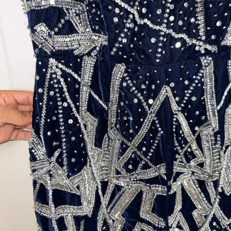 Mono con correa de espagueti estampado geométrico y lentejuelas de terciopelo azul marino de ASOS Foto 4 de 4