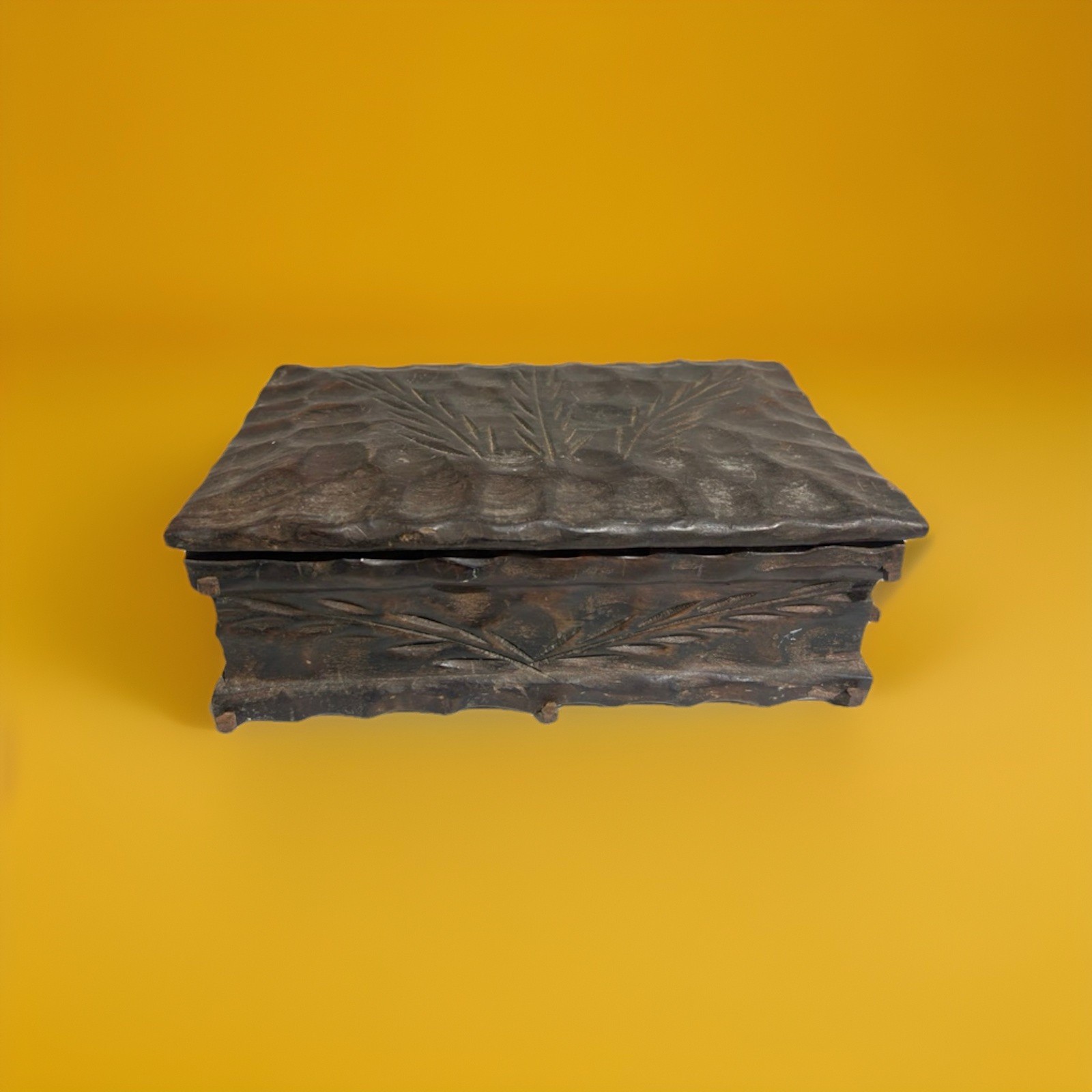 Joyero baratija madera tallada vintage hecho en España 10X7X3"